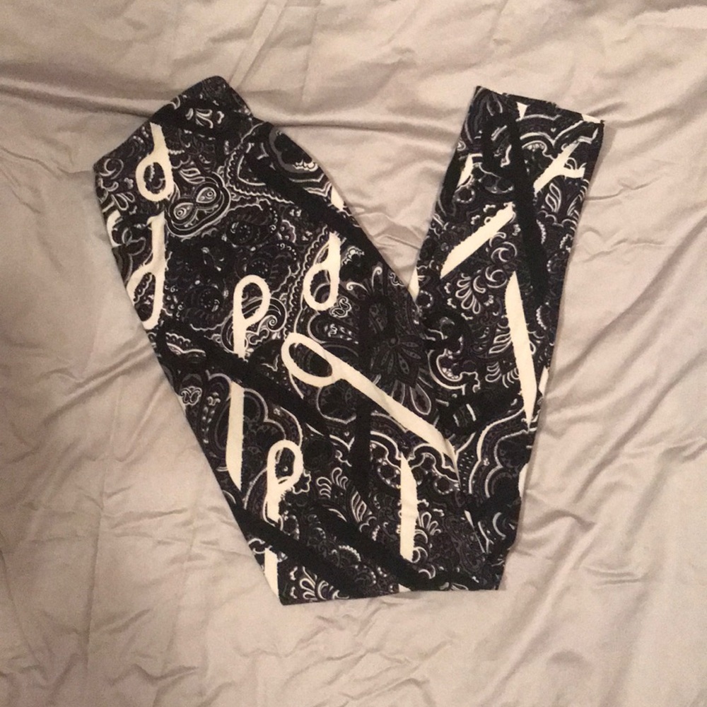 Lularoe scissor / shear print leggings